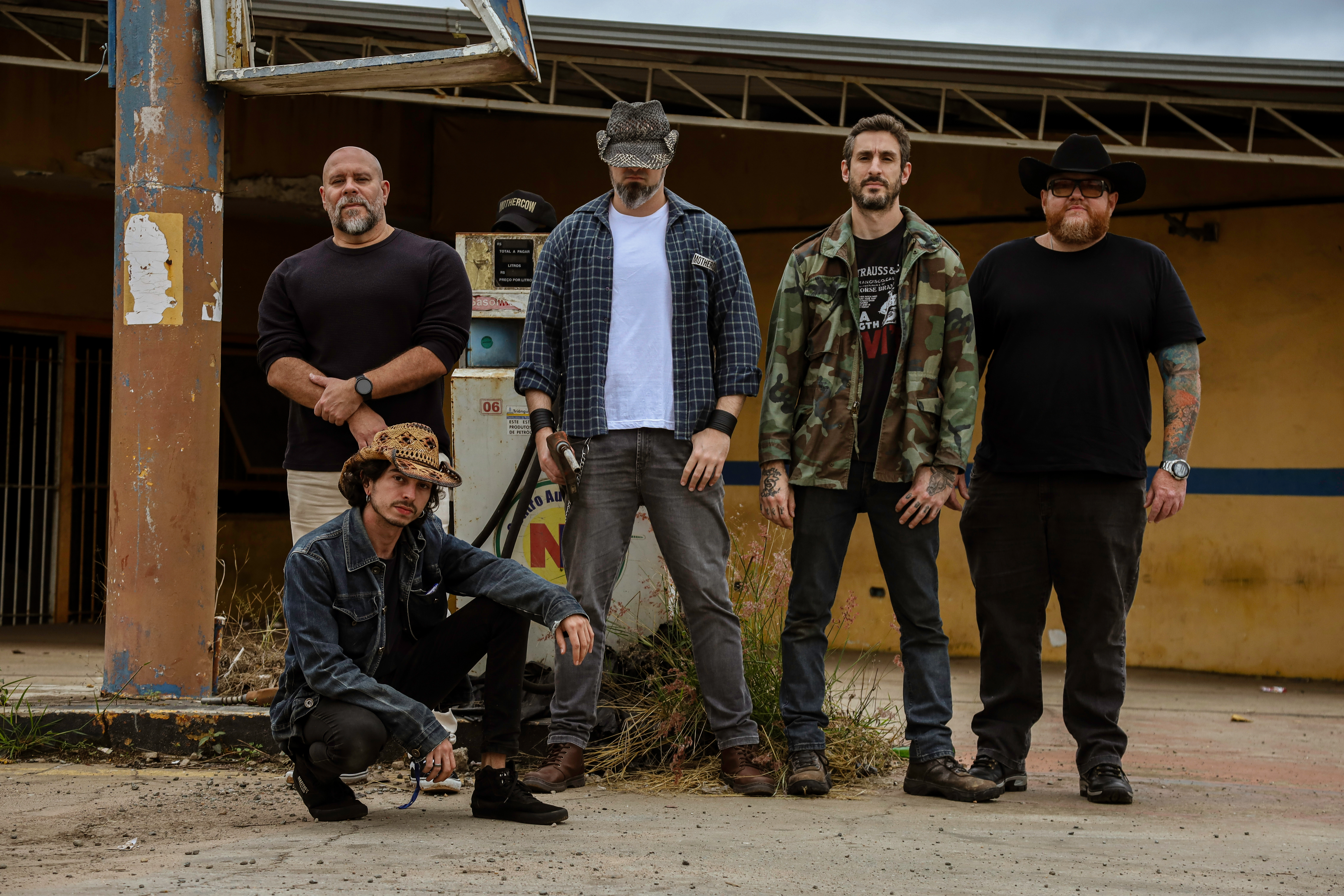 Foto oficial dos cinco integrantes da Mothercow
